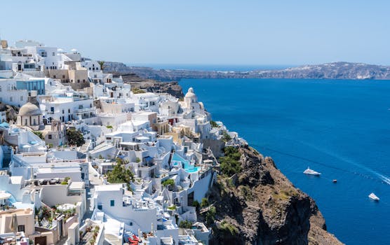 Belles maisons de Santorin surplombant la mer Égée par une journée ensoleillée.